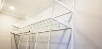 Светлая уютная гардеробная в комнате