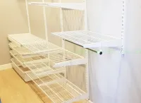 Светлая уютная гардеробная в комнате