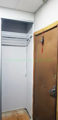 Гардеробная в маленькой кладовой