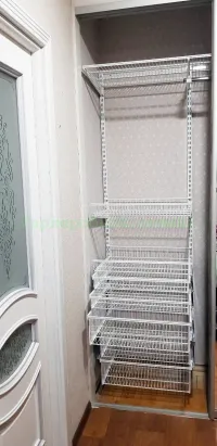 Гардеробная в маленькой кладовой