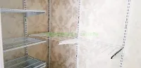 Гардеробная у окна