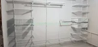Светлая вместительная гардеробная