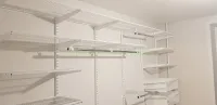 Светлая вместительная гардеробная