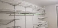 Светлая вместительная гардеробная