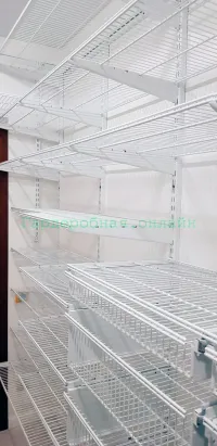 Светлая небольшая гардеробная