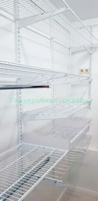 Светлая небольшая гардеробная