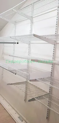 Светлая небольшая гардеробная