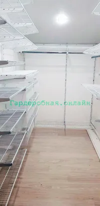 Светлая небольшая гардеробная