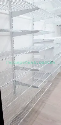 Светлая небольшая гардеробная