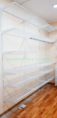 Гардеробная в детском саду (стена с полками)