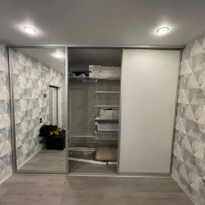 комбинированной двери-купе с белыми панелями