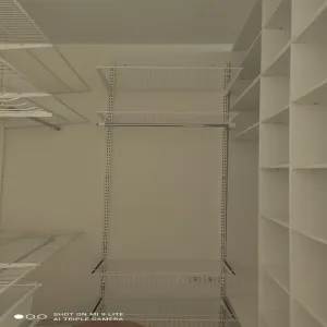 Гардеробная из ЛДСП совмещенная с сетчатой гардеробной системой