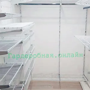 Светлая небольшая гардеробная