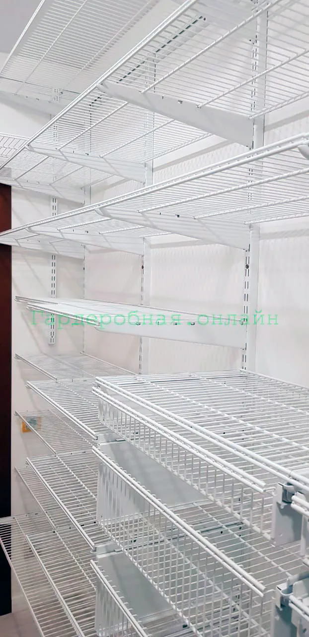 Светлая небольшая гардеробная