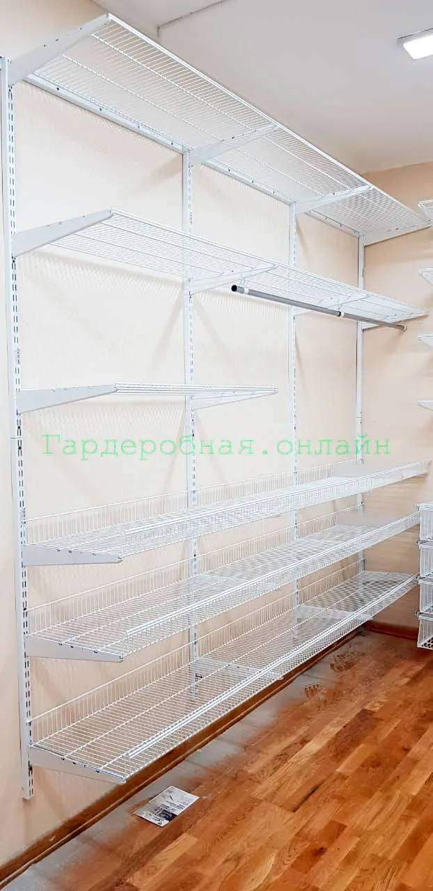 Гардеробная в детском саду (стена с полками)