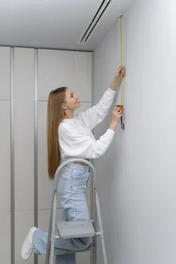 Как установить двери-купе под натяжной потолок? 🚪💃